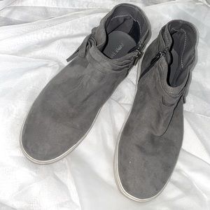 Nine West size 5 womens or girls cute gray grey suede shoes booties boots zipper